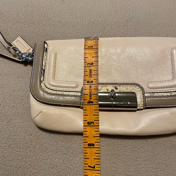 Coach leather wristlet - Coach wallet - Coach - leather clutch - Picture 10 of 10